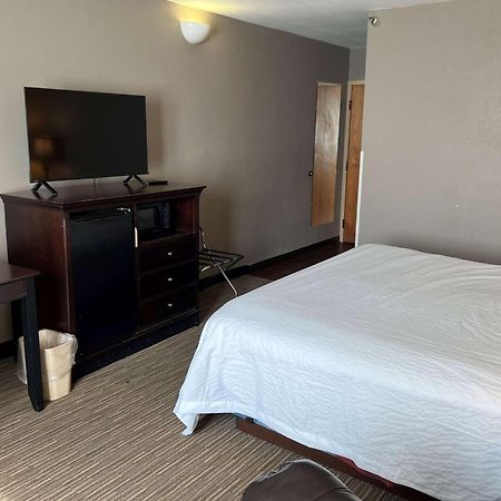 Days Inn By Wyndham Pittsburg Ks Экстерьер фото