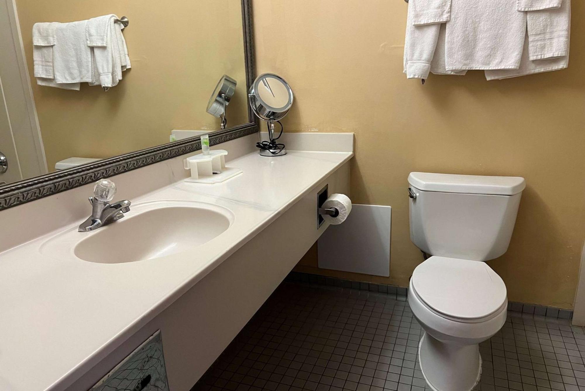 Days Inn By Wyndham Pittsburg Ks Экстерьер фото