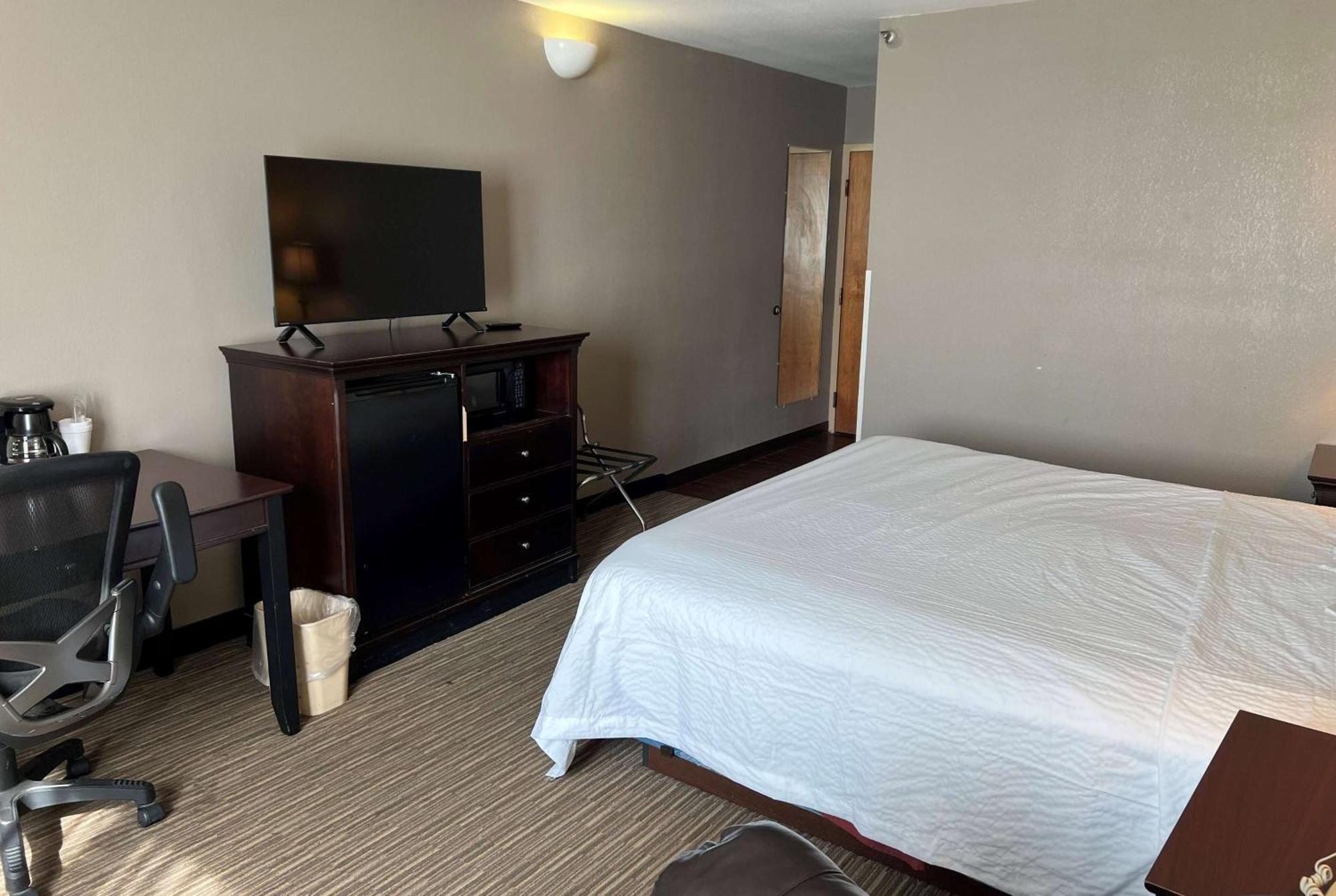 Days Inn By Wyndham Pittsburg Ks Экстерьер фото