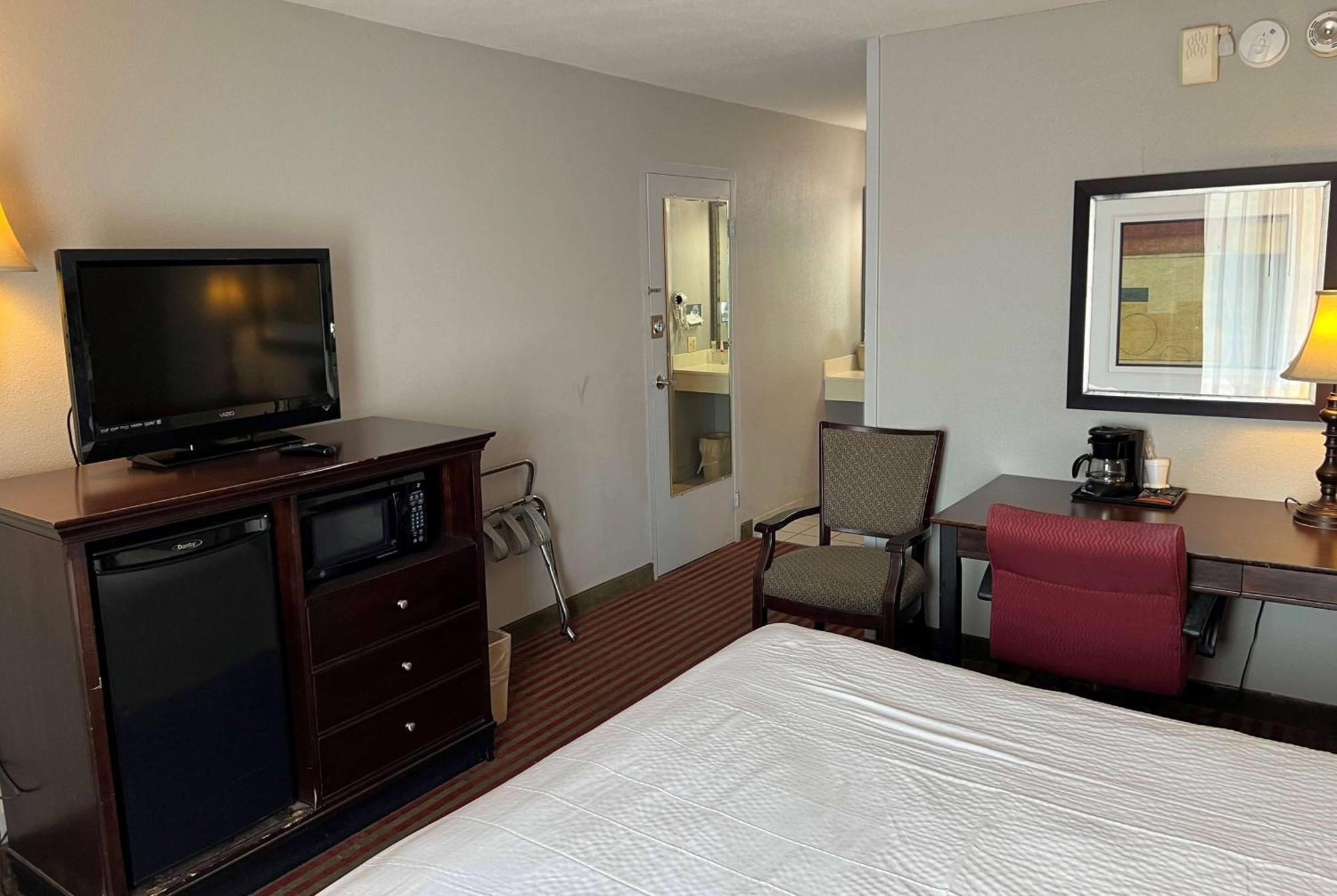 Days Inn By Wyndham Pittsburg Ks Экстерьер фото