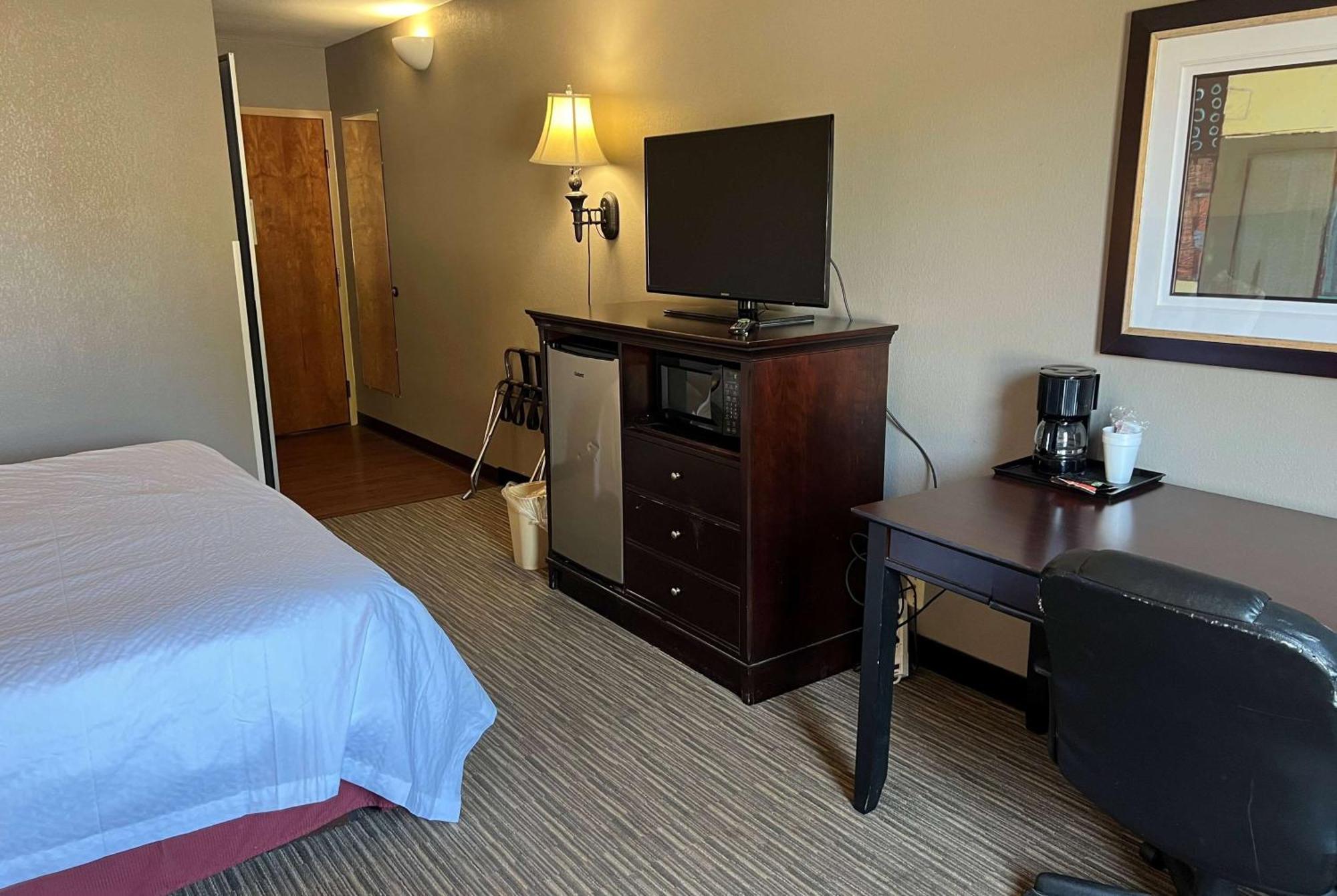 Days Inn By Wyndham Pittsburg Ks Экстерьер фото