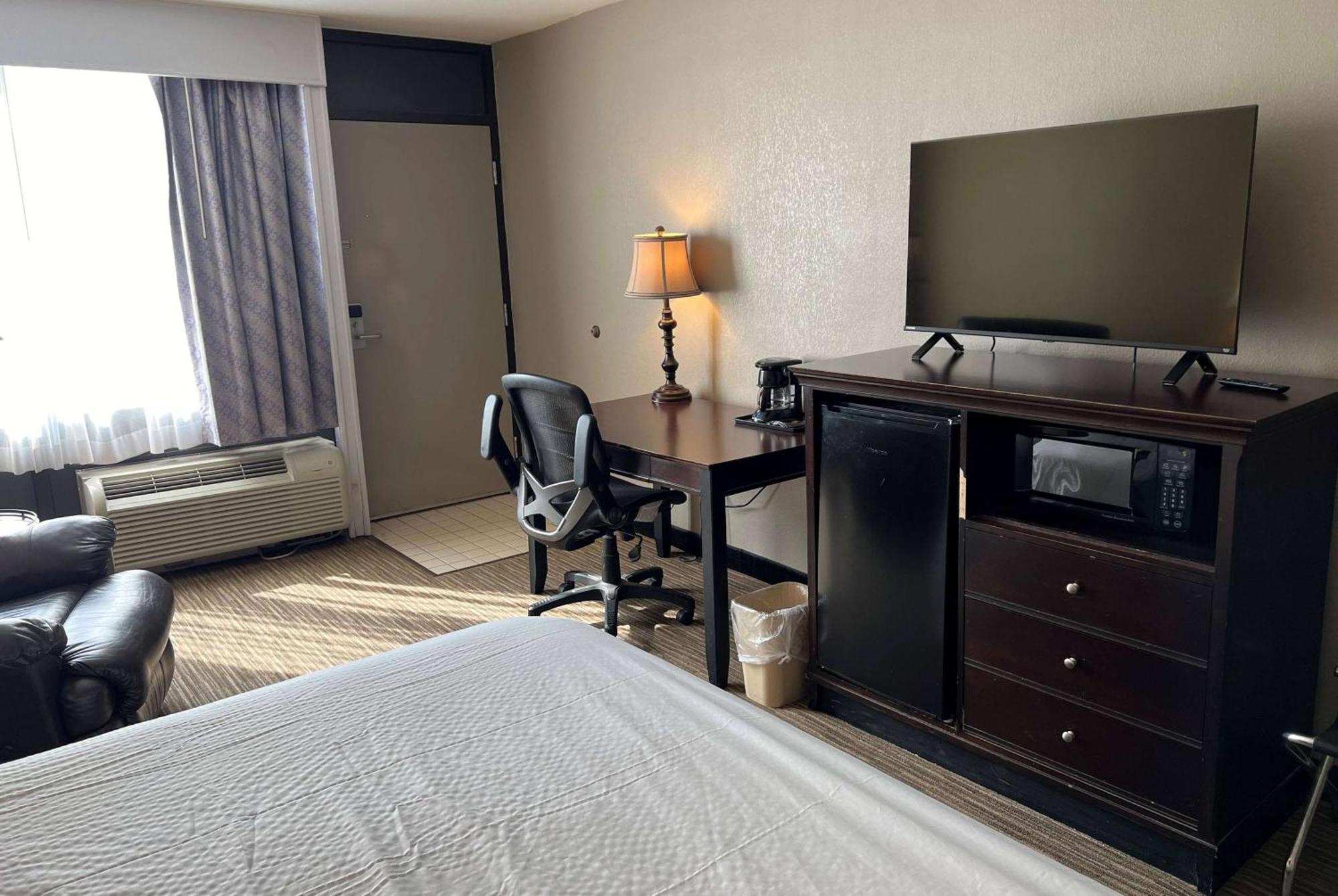 Days Inn By Wyndham Pittsburg Ks Экстерьер фото