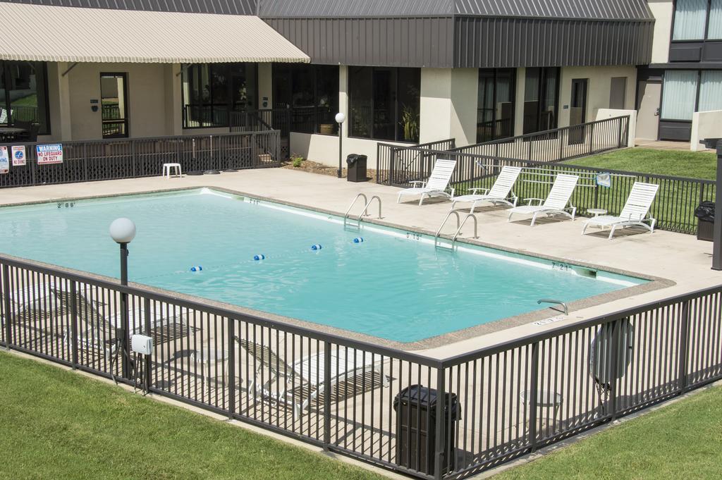Days Inn By Wyndham Pittsburg Ks Экстерьер фото