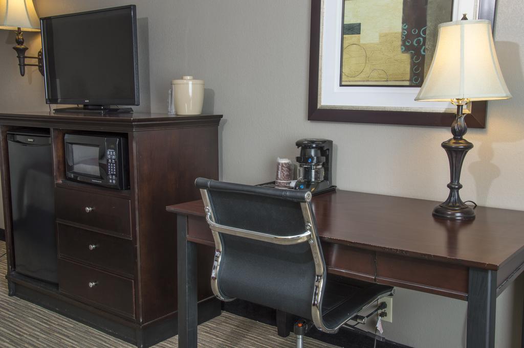 Days Inn By Wyndham Pittsburg Ks Экстерьер фото