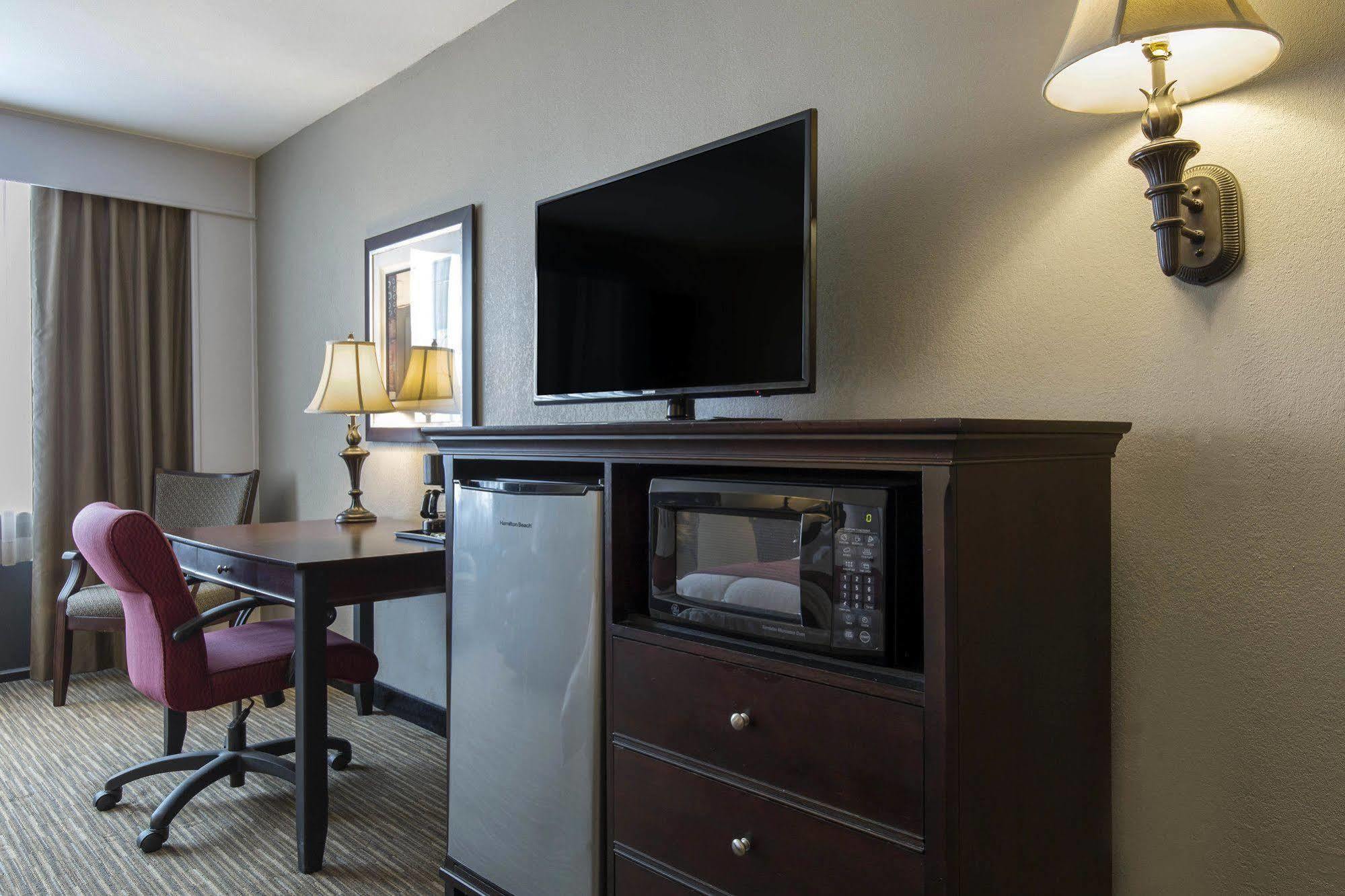 Days Inn By Wyndham Pittsburg Ks Экстерьер фото