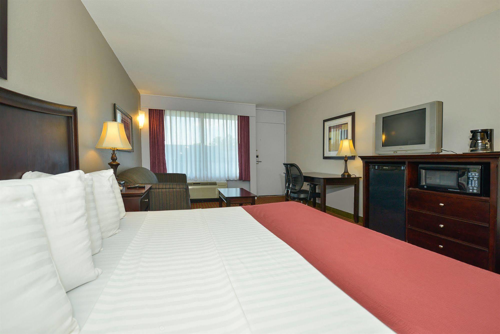 Days Inn By Wyndham Pittsburg Ks Экстерьер фото
