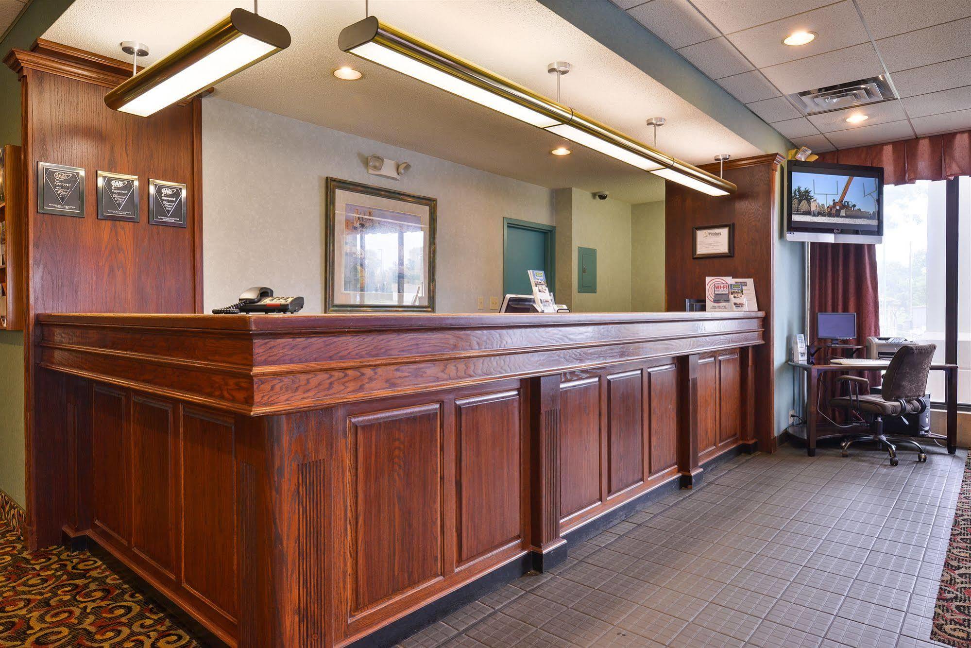Days Inn By Wyndham Pittsburg Ks Экстерьер фото