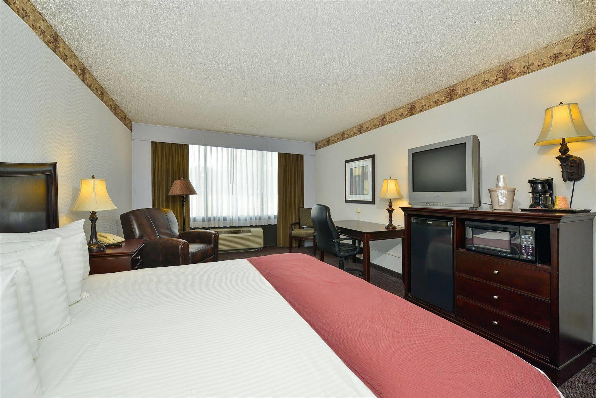 Days Inn By Wyndham Pittsburg Ks Экстерьер фото