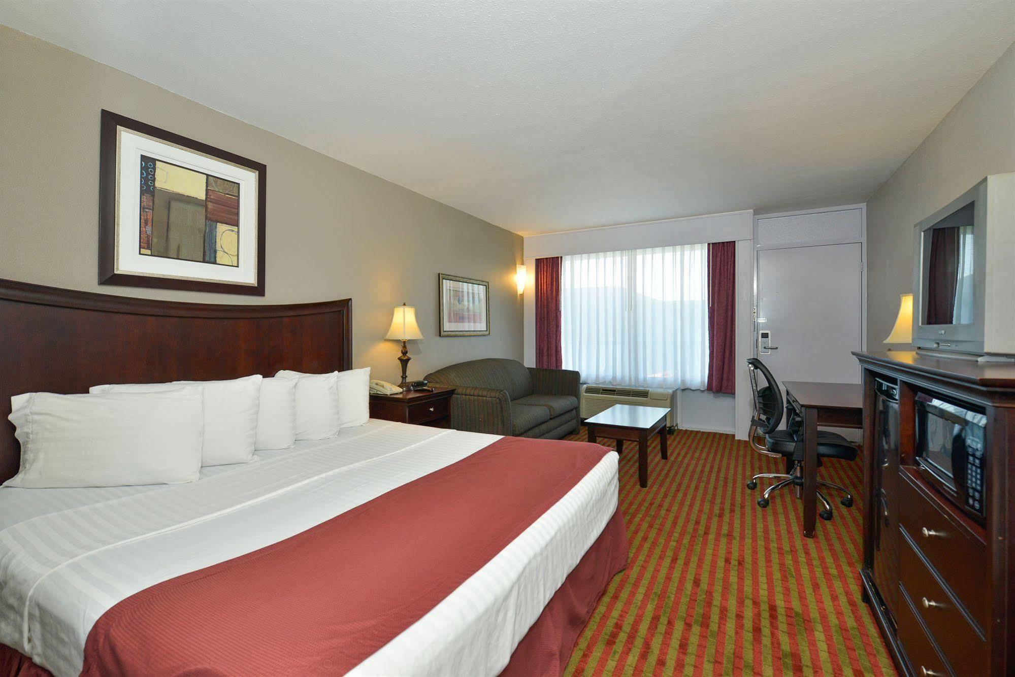 Days Inn By Wyndham Pittsburg Ks Экстерьер фото