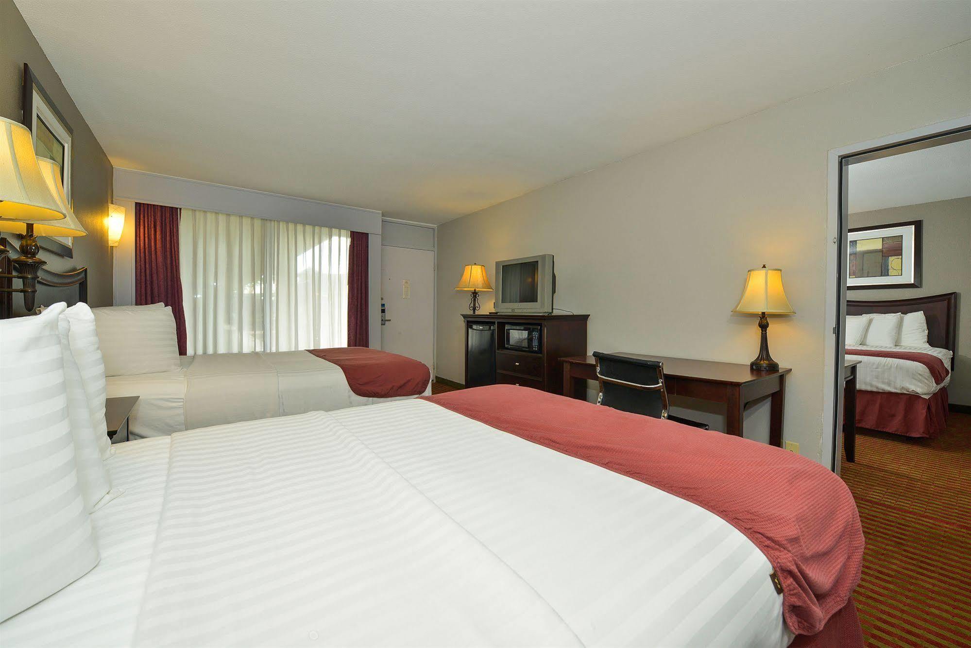 Days Inn By Wyndham Pittsburg Ks Экстерьер фото