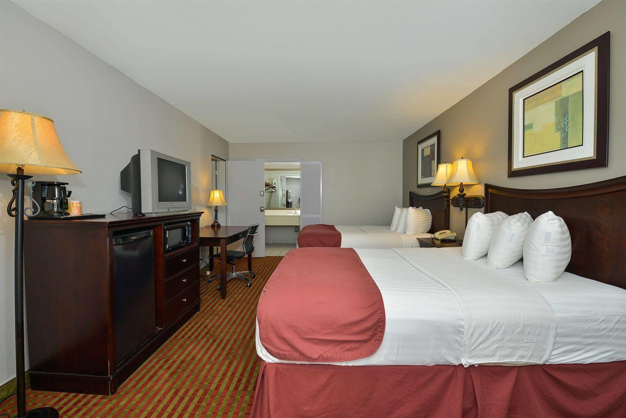 Days Inn By Wyndham Pittsburg Ks Экстерьер фото