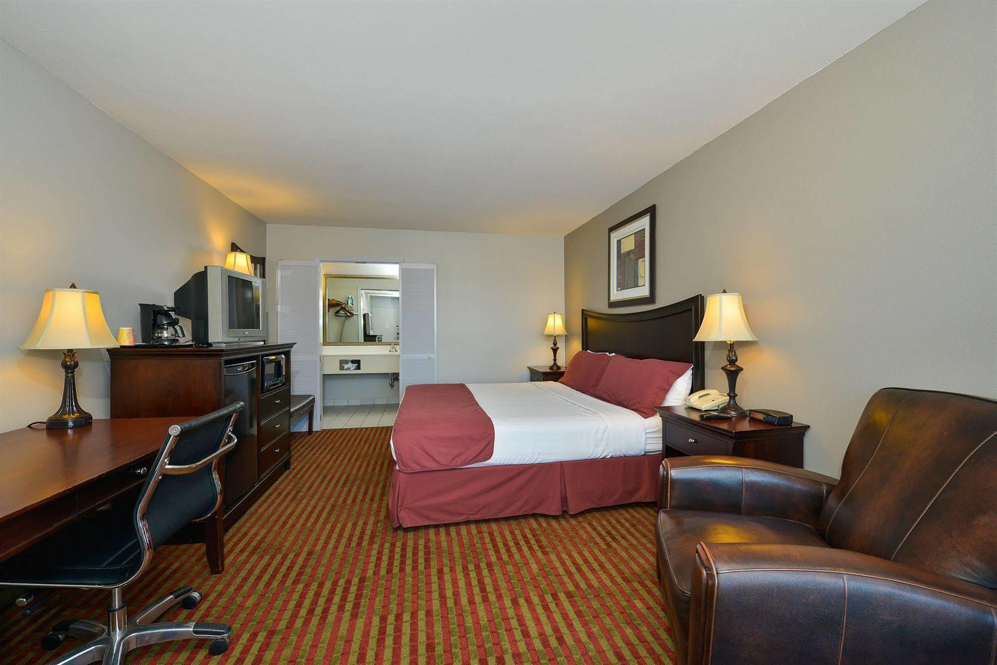 Days Inn By Wyndham Pittsburg Ks Экстерьер фото