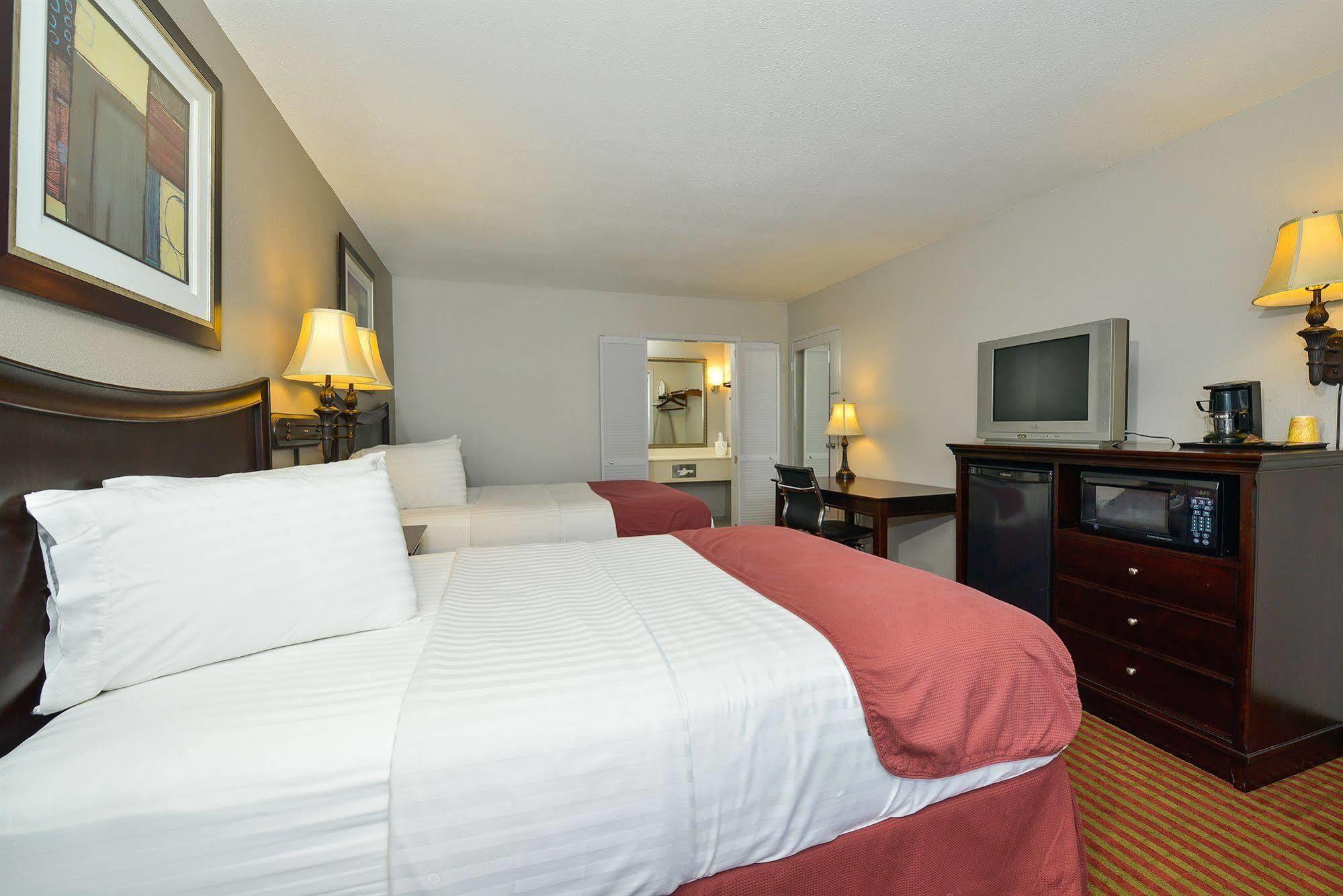 Days Inn By Wyndham Pittsburg Ks Экстерьер фото