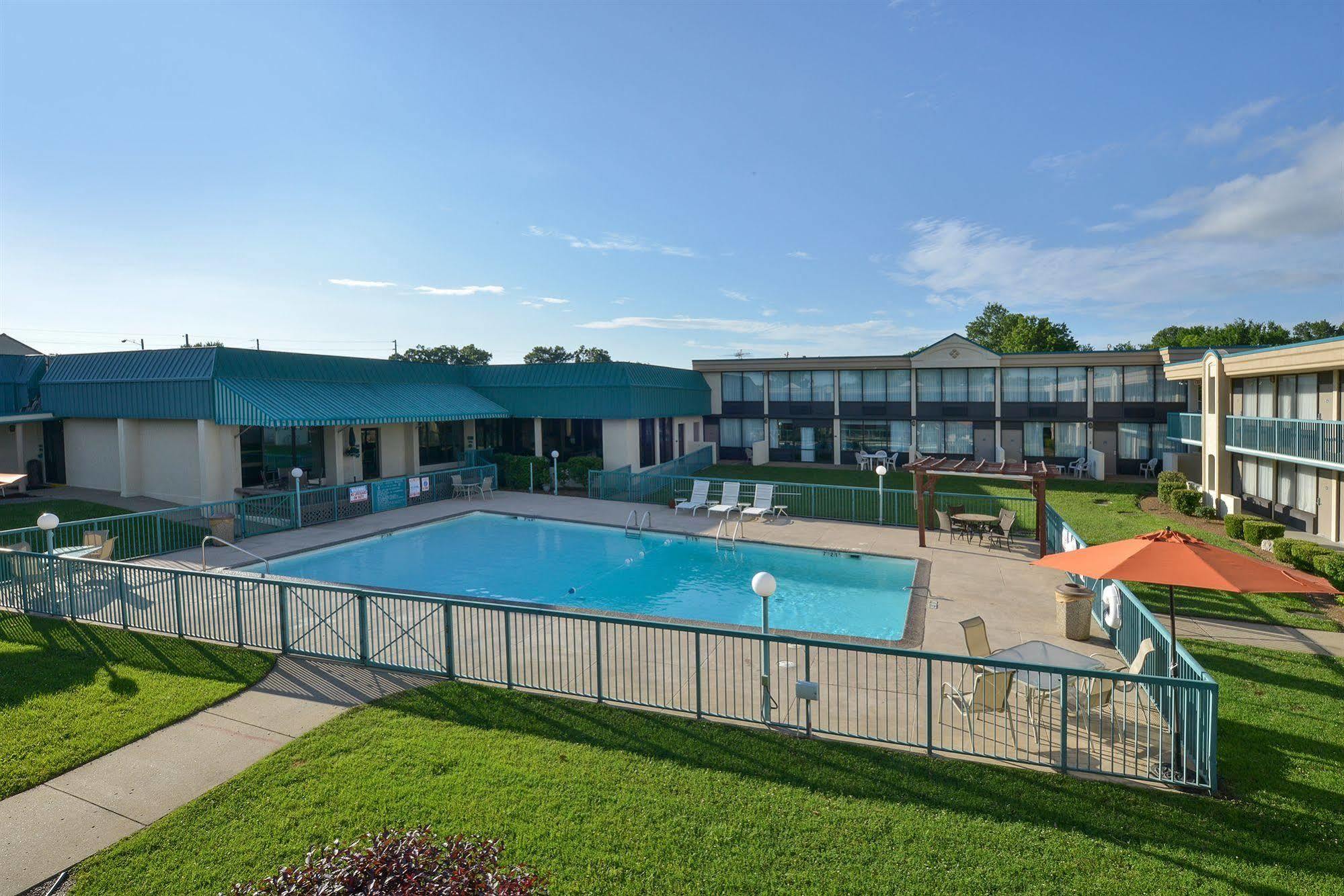 Days Inn By Wyndham Pittsburg Ks Экстерьер фото