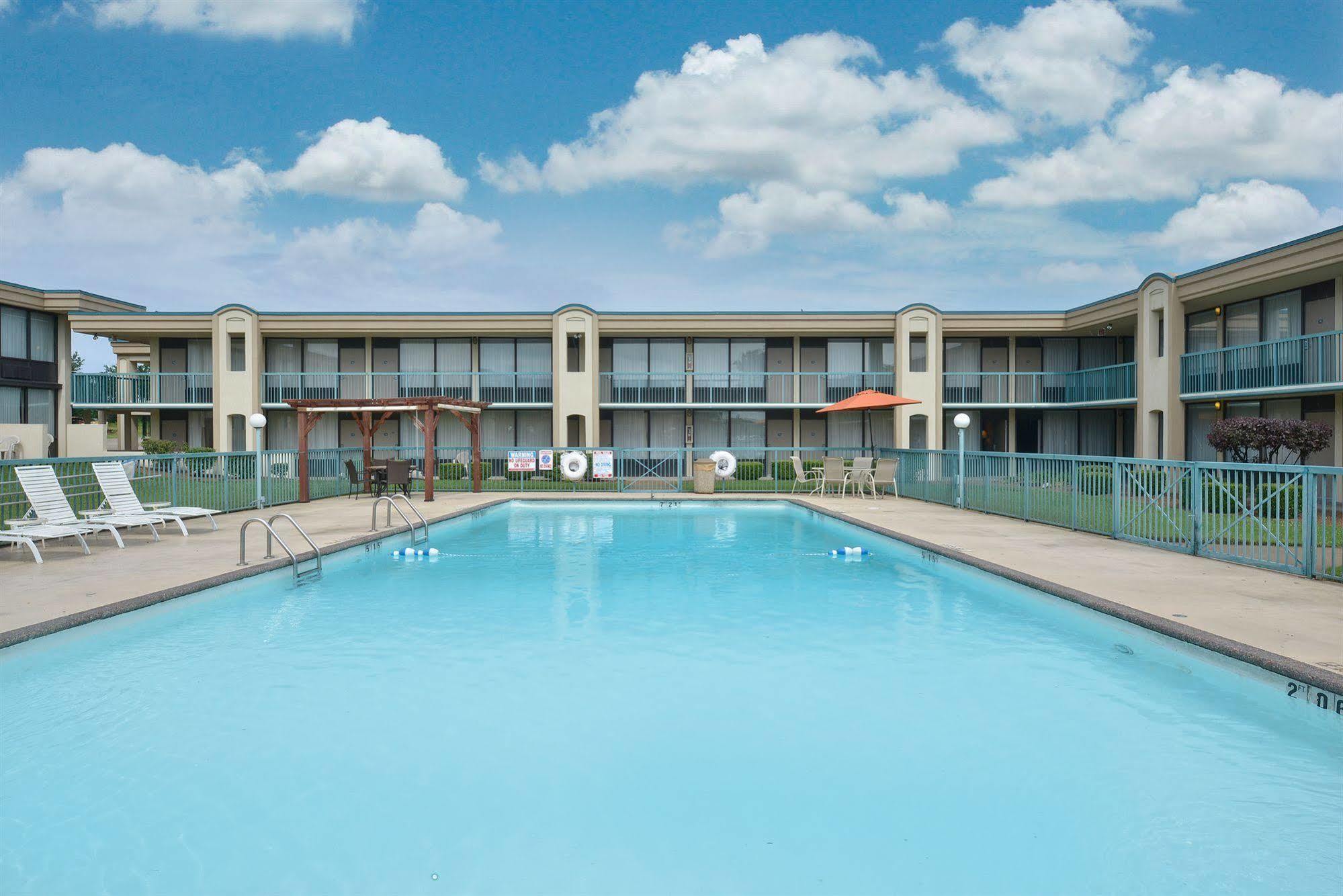Days Inn By Wyndham Pittsburg Ks Экстерьер фото
