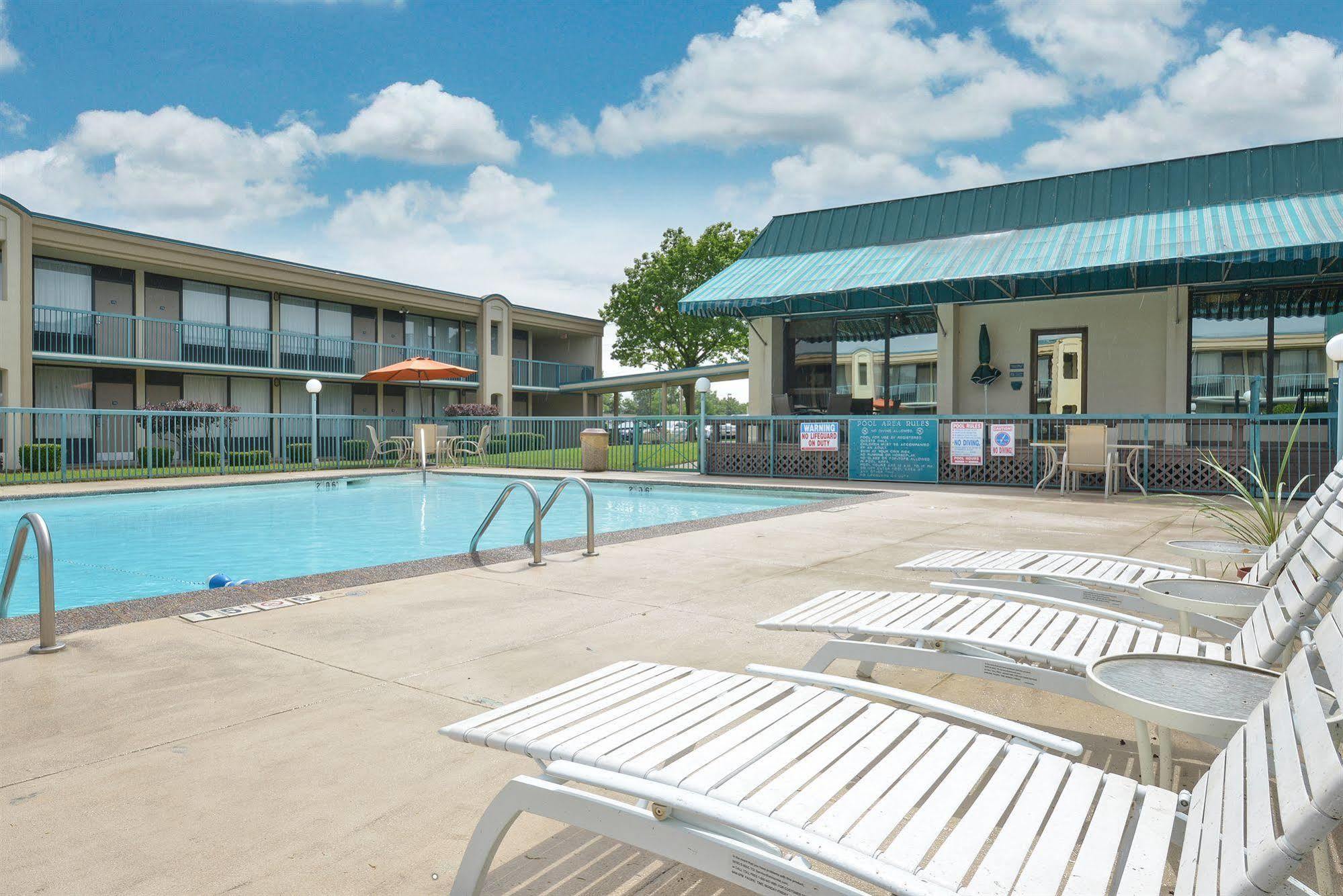Days Inn By Wyndham Pittsburg Ks Экстерьер фото