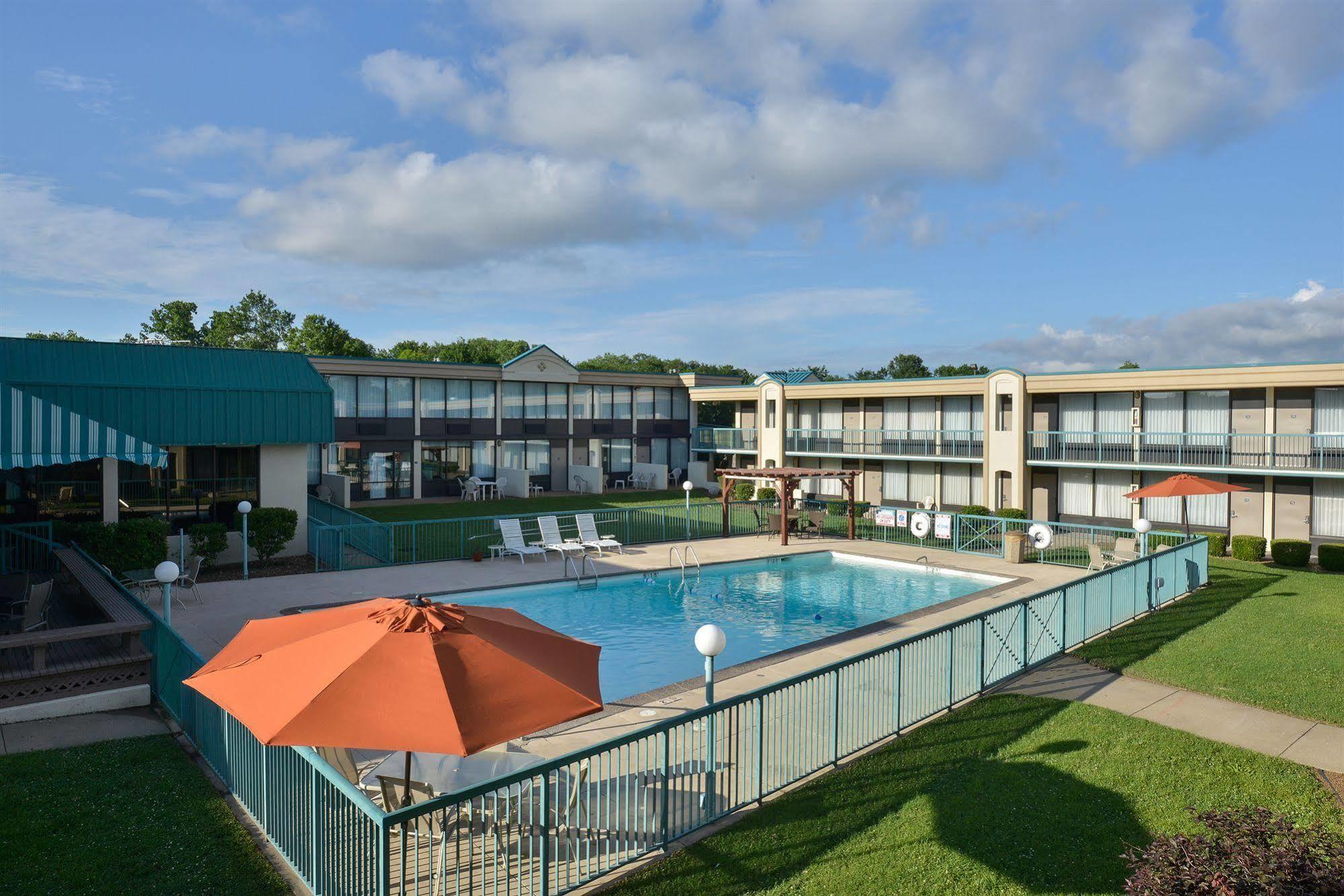 Days Inn By Wyndham Pittsburg Ks Экстерьер фото
