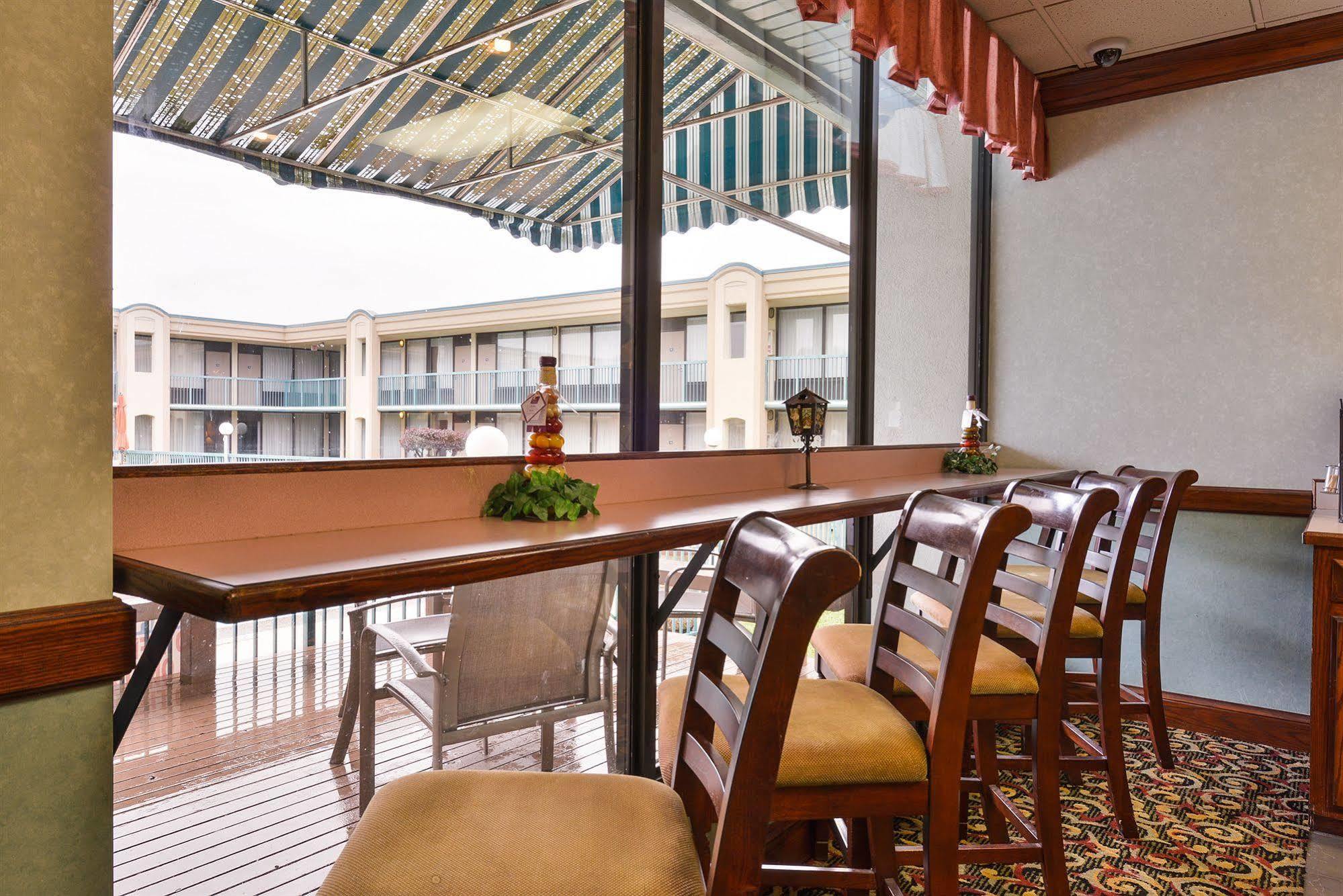 Days Inn By Wyndham Pittsburg Ks Экстерьер фото