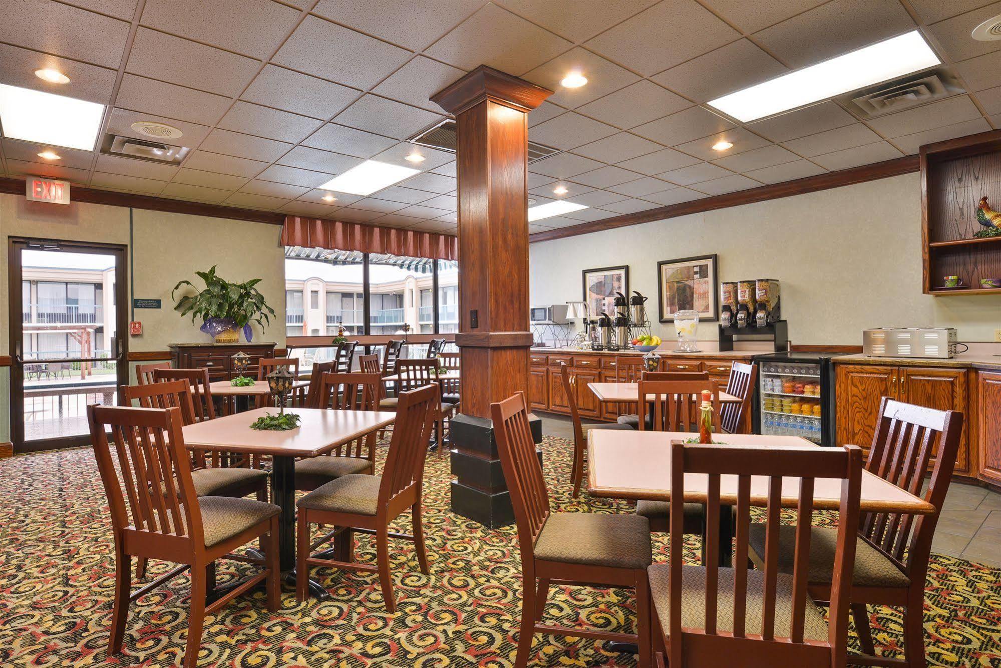 Days Inn By Wyndham Pittsburg Ks Экстерьер фото