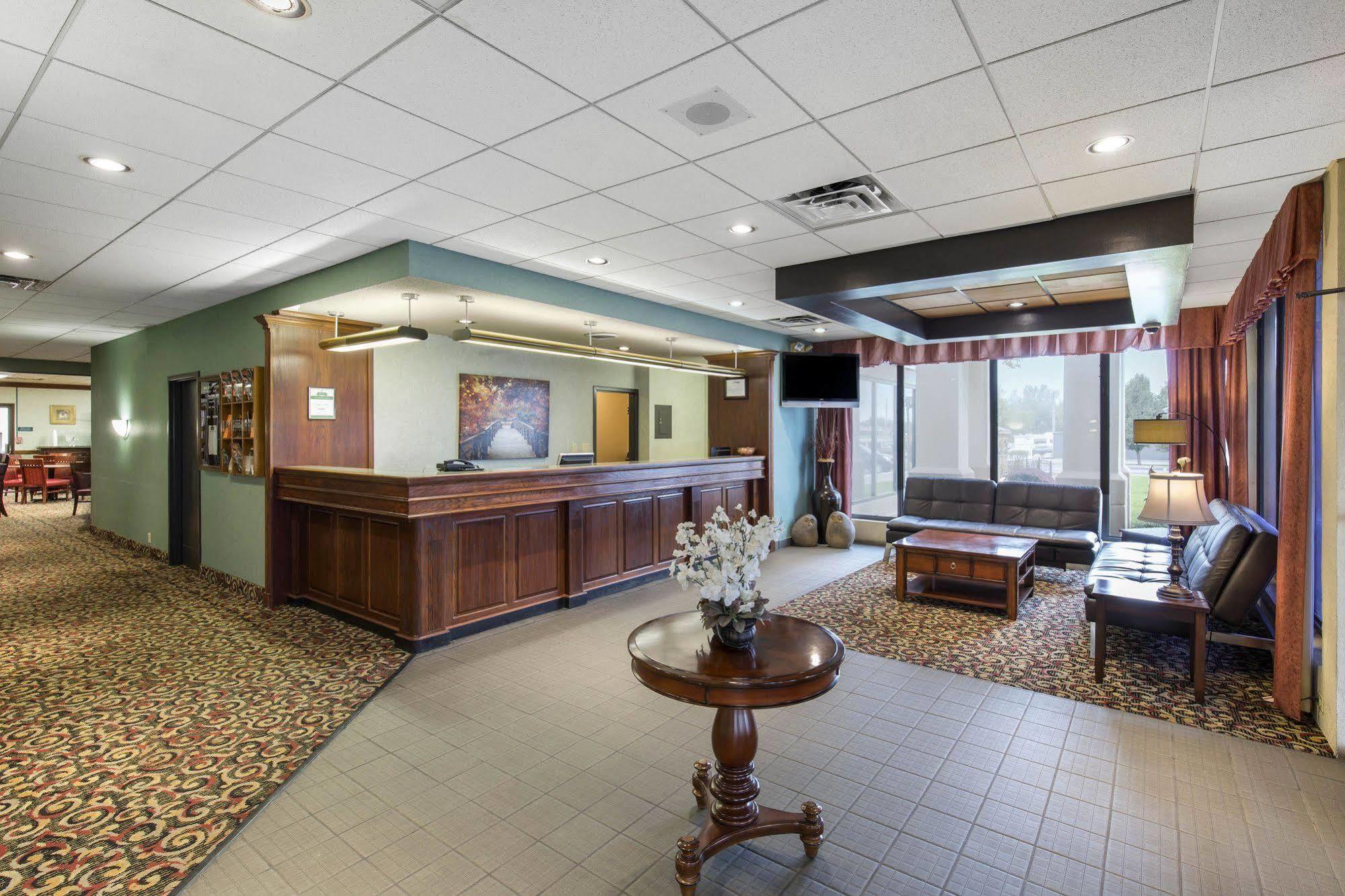 Days Inn By Wyndham Pittsburg Ks Экстерьер фото