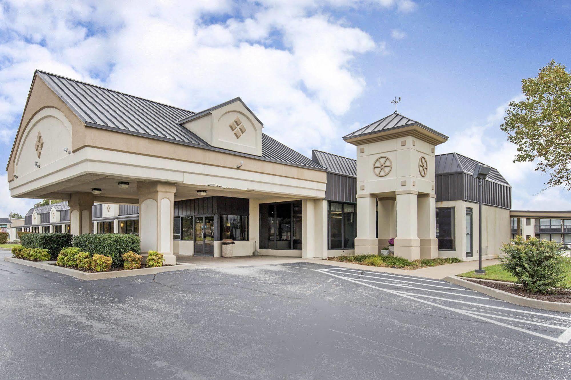 Days Inn By Wyndham Pittsburg Ks Экстерьер фото